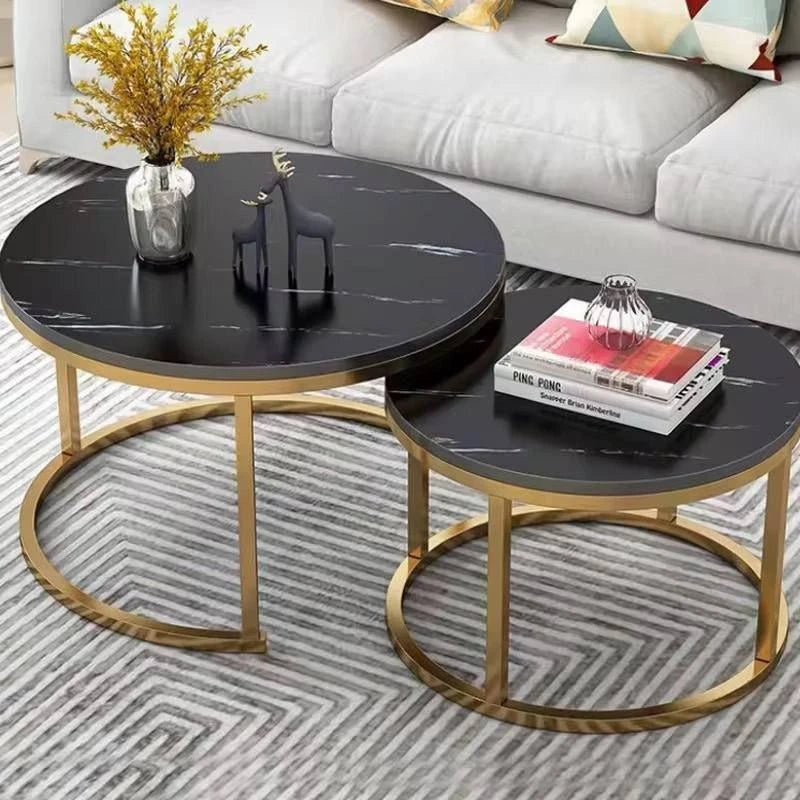 Set 2 masute rotunde de cafea cu efect de marmura, blat MDF, cadru metalic auriu Set 2 masute rotunde de cafea cu efect de marmura, blat MDF, cadru metalic auriu