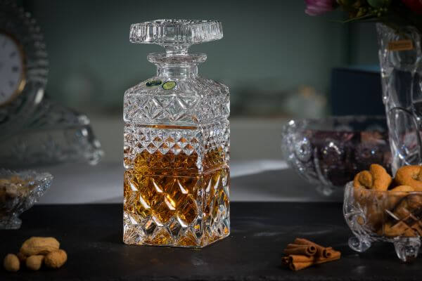 idei cadouri valentine's day, ziua indragostitilor, decantor whisky cristal bohemia, legenda casei