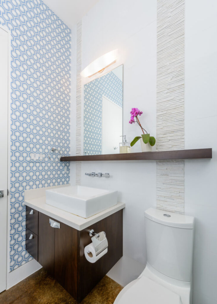 interioare case simple, baie simpla faianta imprimata, design amenajare interior, legenda casei