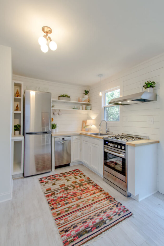 interioare case simple, bucatarie open space pe colt, design interior, legenda casei